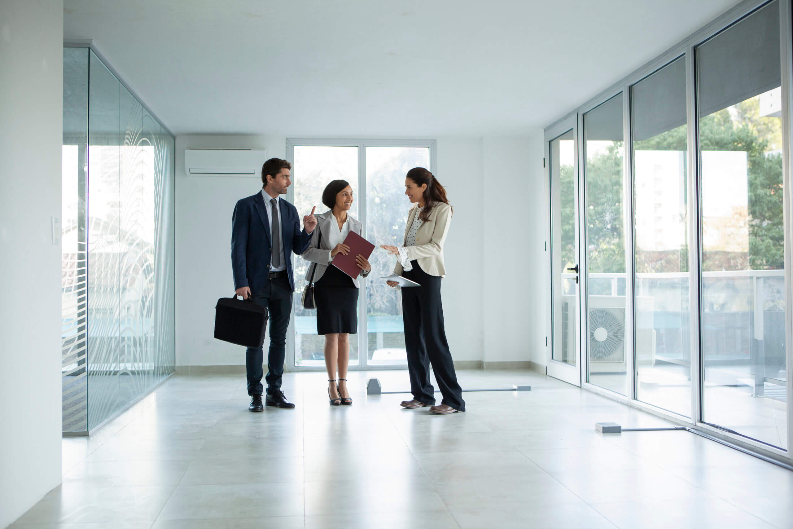 commercial real estate agent with lessees